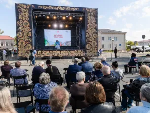 Мобильный сценический комплекс с традиционными хохломскими узорами появился в Семёнове благодаря нацпроекту «Туризм и гостеприимство»
