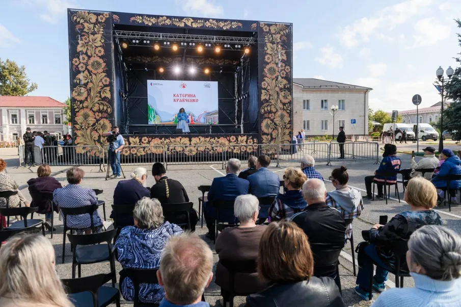 Мобильный сценический комплекс с традиционными хохломскими узорами появился в Семёнове благодаря нацпроекту «Туризм и гостеприимство»