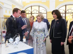 Валентине Матвиенко и Наталье Кочановой представили выставку изделий НХП на Форуме креативных территорий