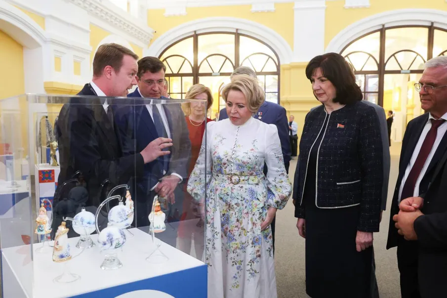 Валентине Матвиенко и Наталье Кочановой представили выставку изделий НХП на Форуме креативных территорий