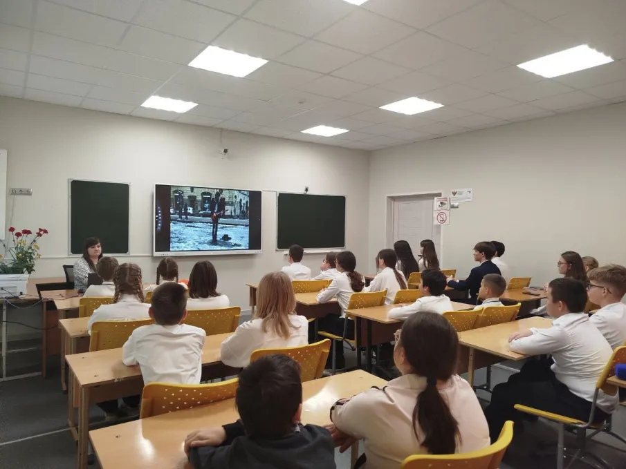 Ученики Шатковской средней школы провели открытый урок для сверстников по итогам образовательной поездки в Санкт-Петербург